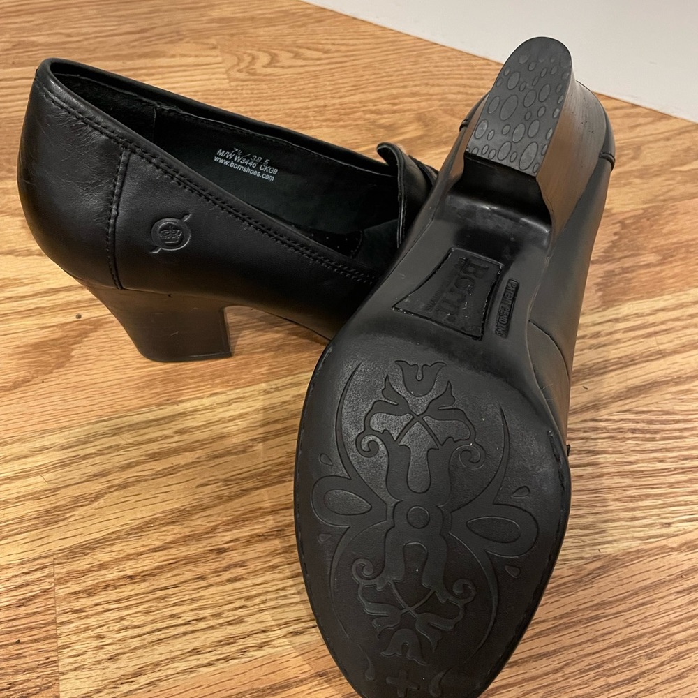Super comfy, cushioned, 3” heel Born black leather Womens size 7 1/2 dress shoe
